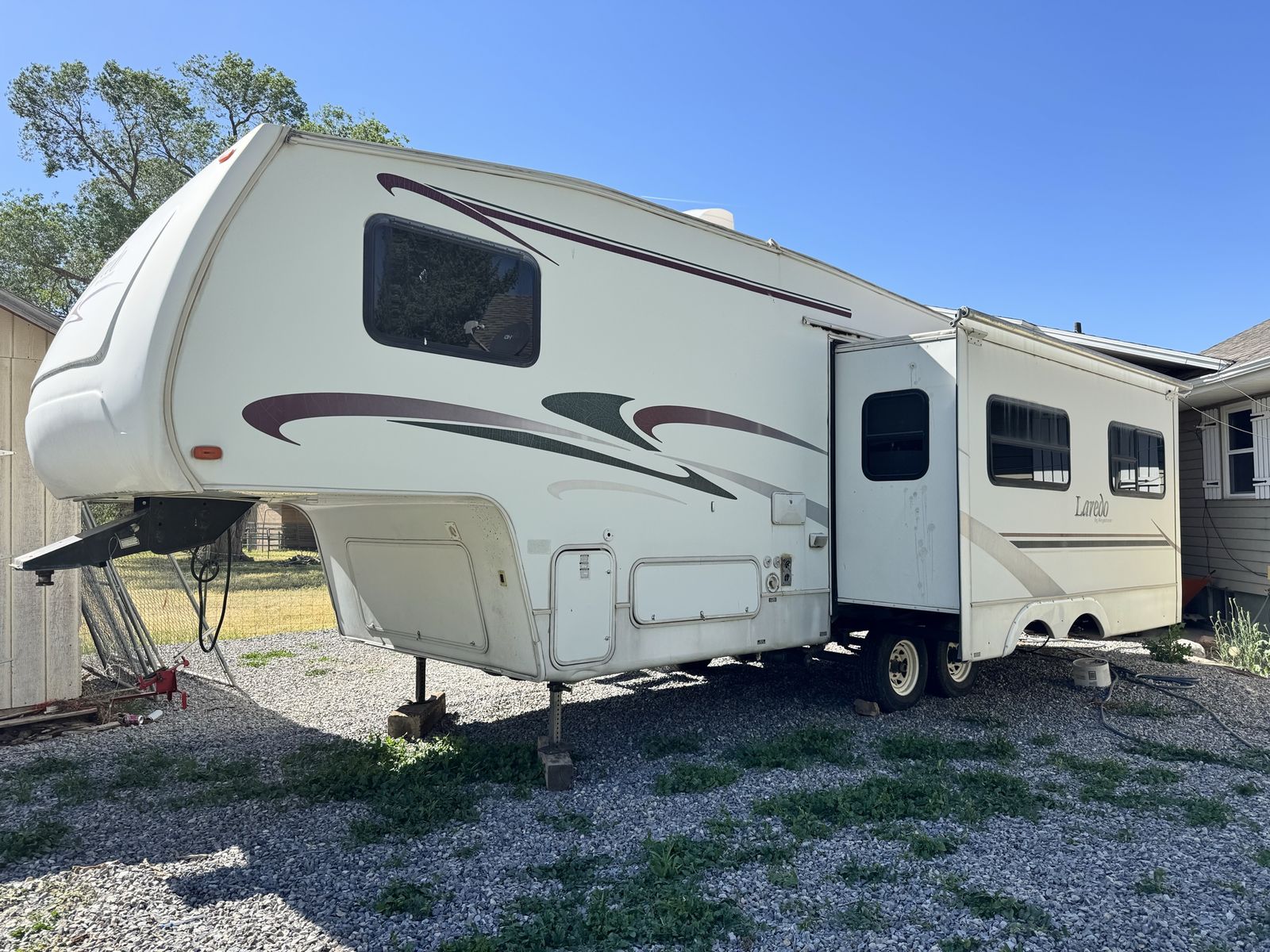 Keystone Laredo 5th Wheel Travel Trailer - Spacious & Ready for Adventure