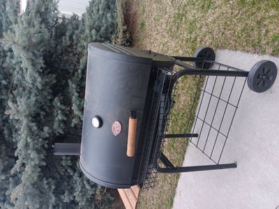 charcoal grill / smoker