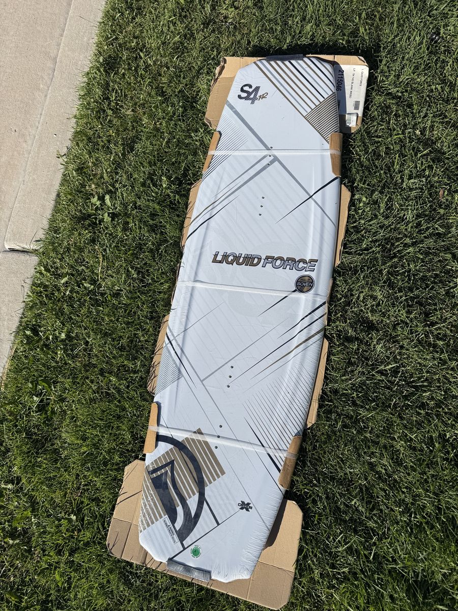 Brand new Liquid Force S4 142 Wakeboard