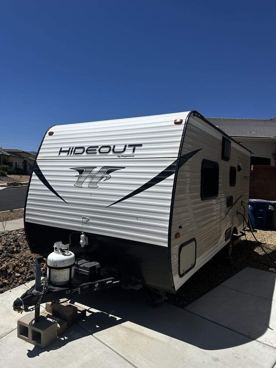 2018 Keystone Hideout Travel Trailer – Clean & Wel