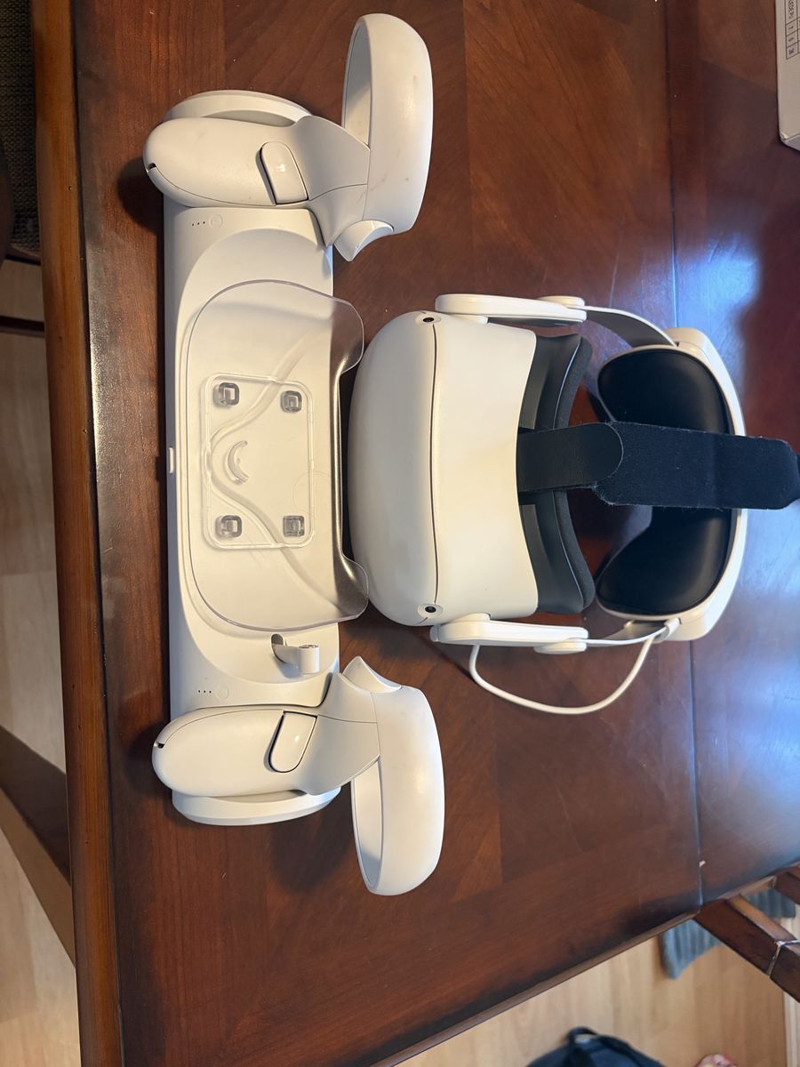 Oculus Quest 2 VR Headset with Charging Dock and Controllers