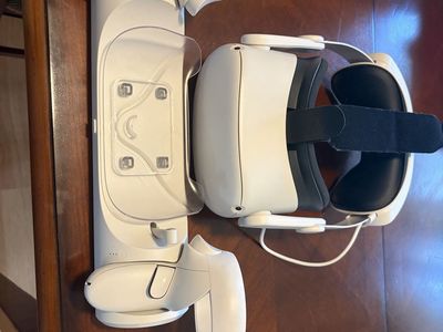 Oculus Quest 2 VR Headset with Charging Dock and Controllers
