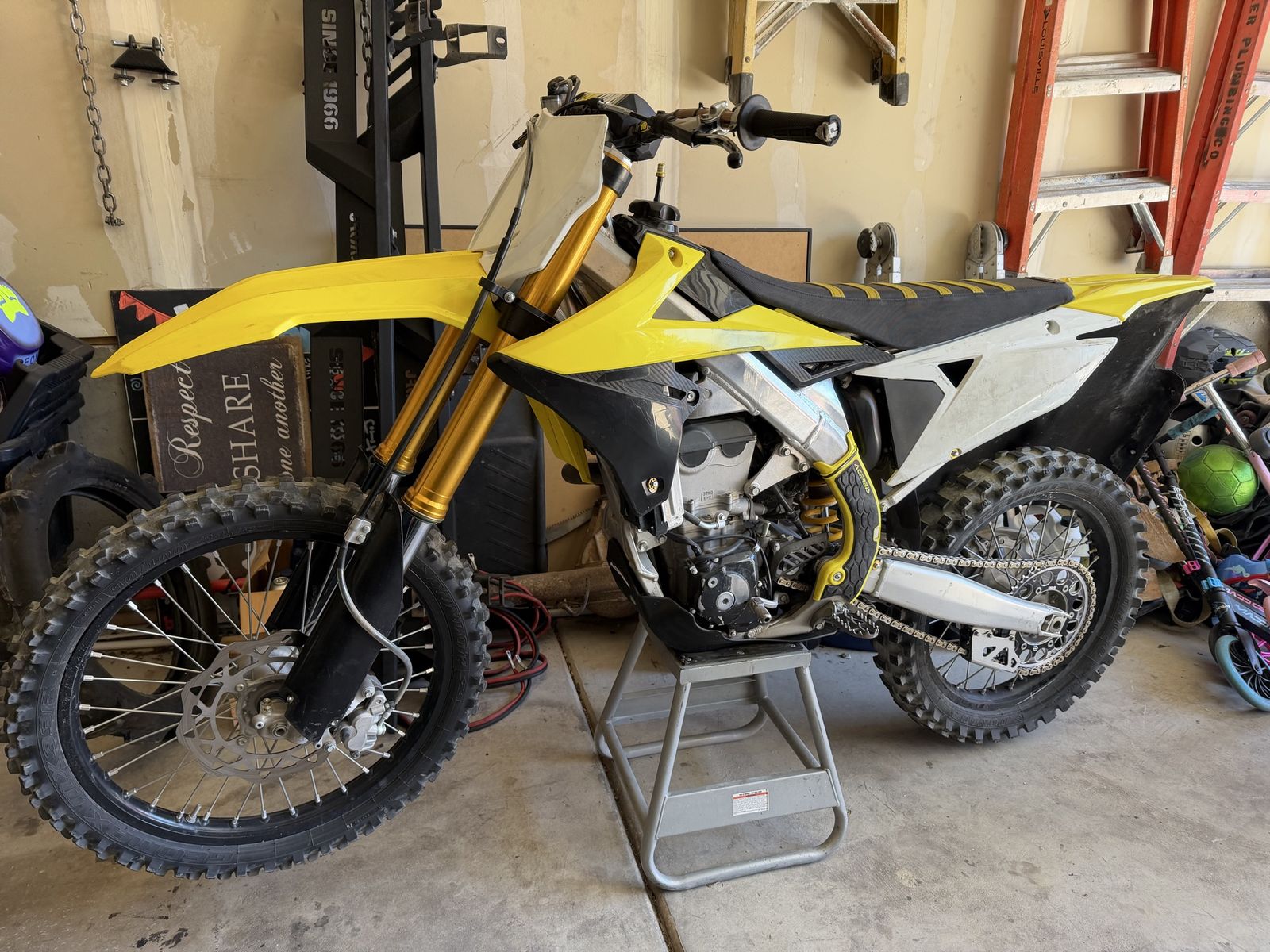 2018 Suzuki RM-Z450 Dirt Bike