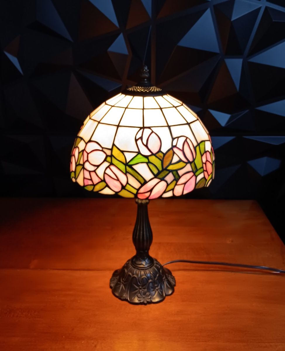 Blivuself pink tulip Tiffany-style stained glass table lamp. 
Dimensions: 20" x 12" Excellent Conditions!