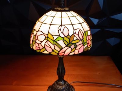 Blivuself pink tulip Tiffany-style stained glass table lamp.
Dimensions: 20" x 12" Excellent Conditions!