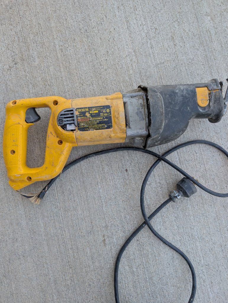 DeWalt DW307M V.S. Reciprocating Saw 1 1/4" Stroke 9.5A Corded