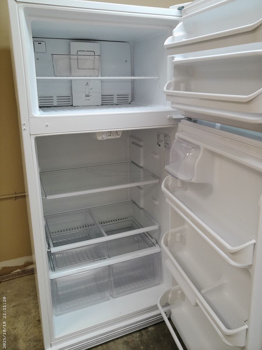 Like New Frigidaire 18 cf Refrigerator~90 Day Guarantee