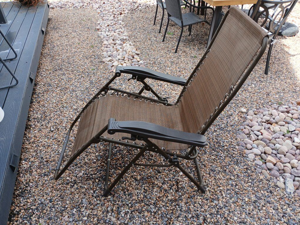 folding LOUNGE CHAIR (like new)
