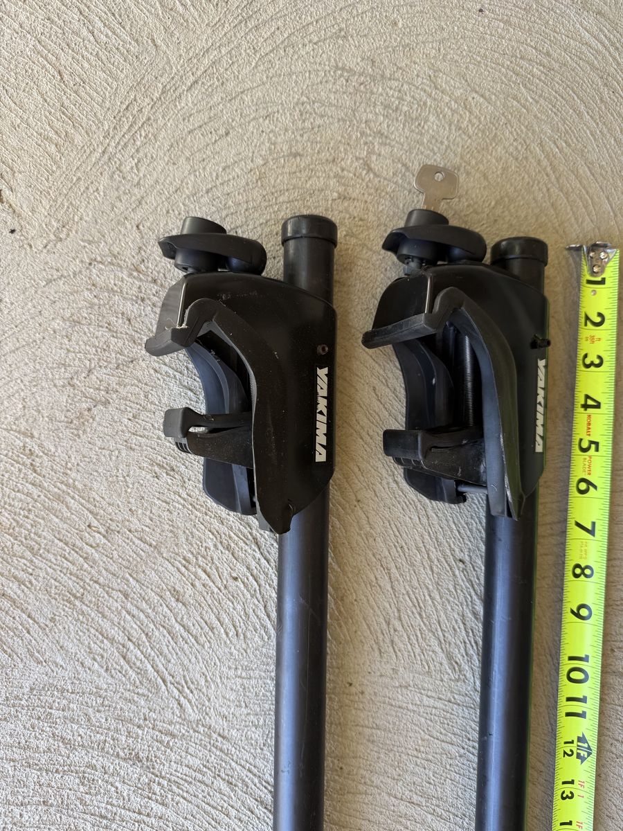 50" Yakima Round Bar Car Rack for Bikes and Accessories. Complete with Towers and Locks