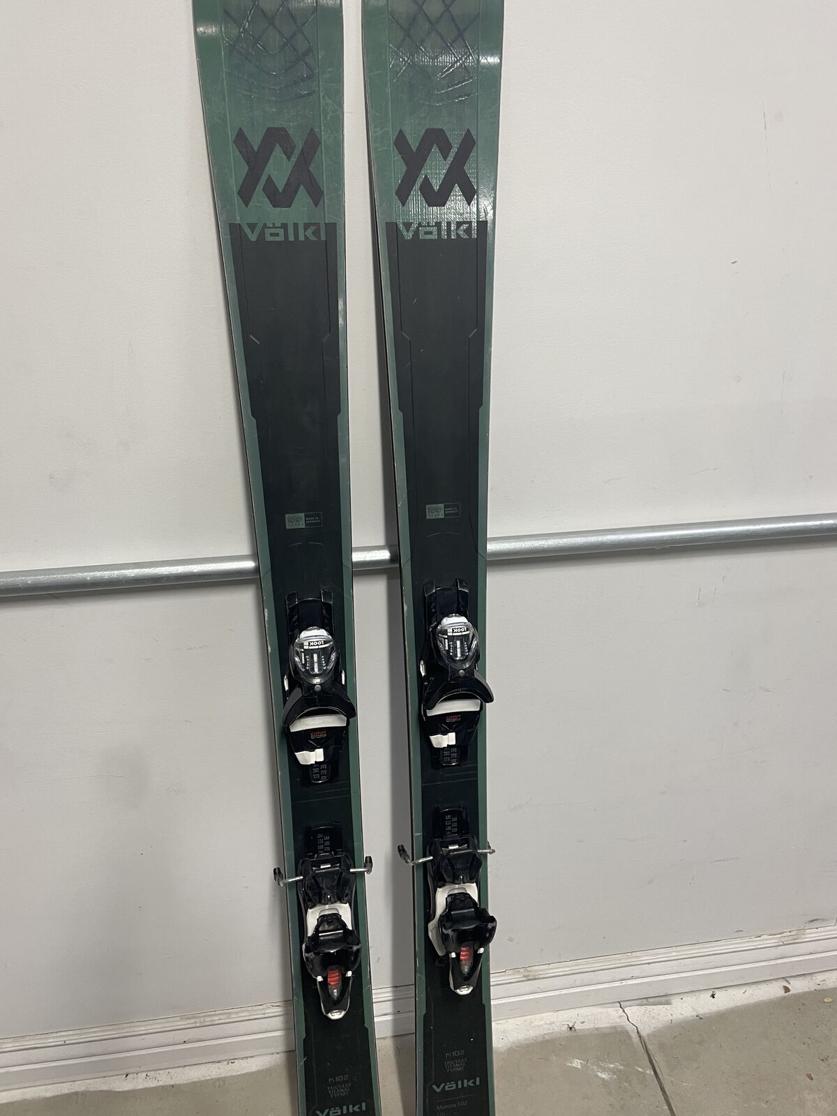 Volkl Mantra 102 Skis- 170 Length- Look SPX bindings- Great condition