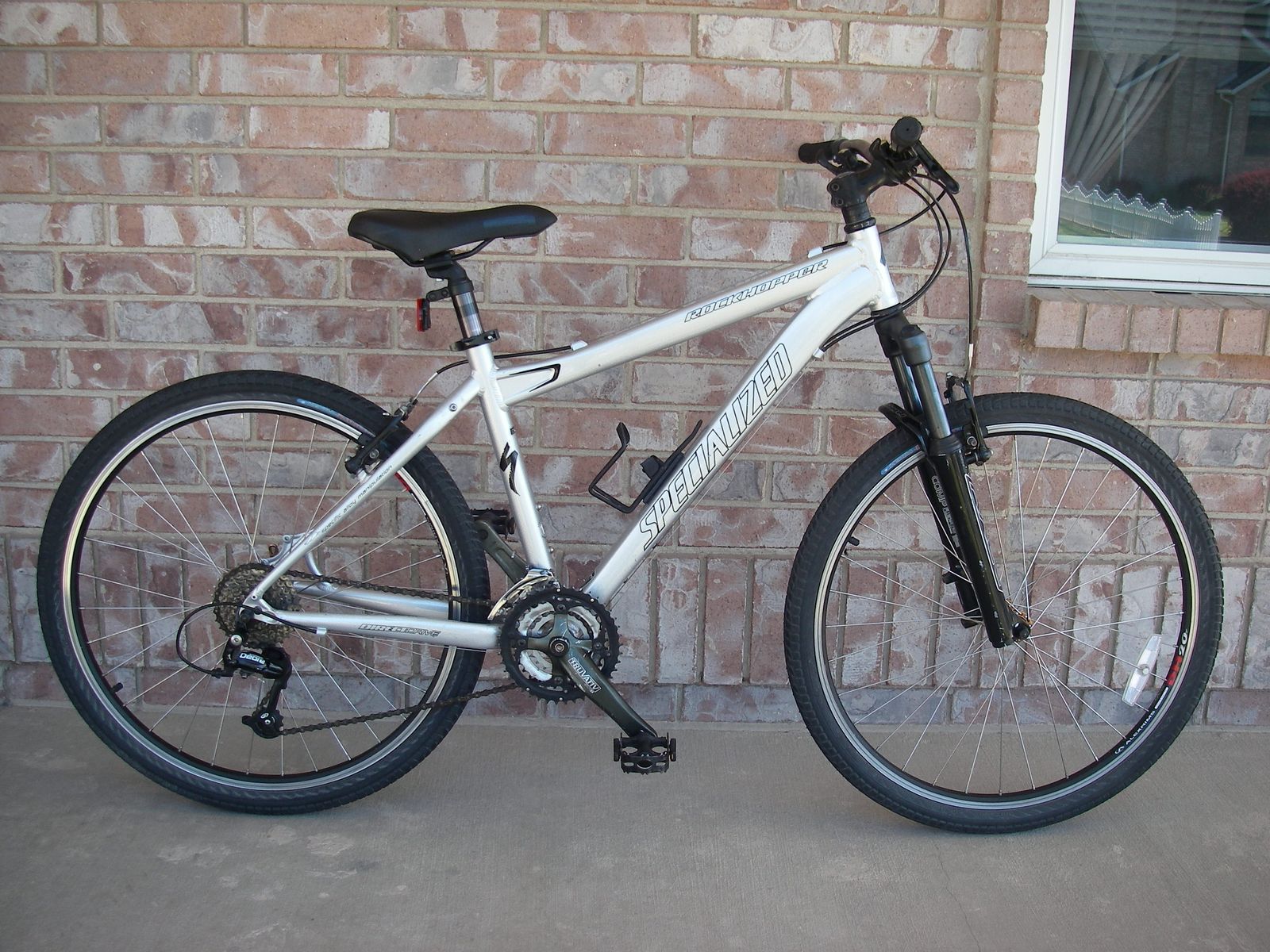 Mens / Boys, 26" SPECIALIZED ROCKHOPPER Aluminum Mountain Bike, 24 Speed, Shocks, 17" Frame, Silver