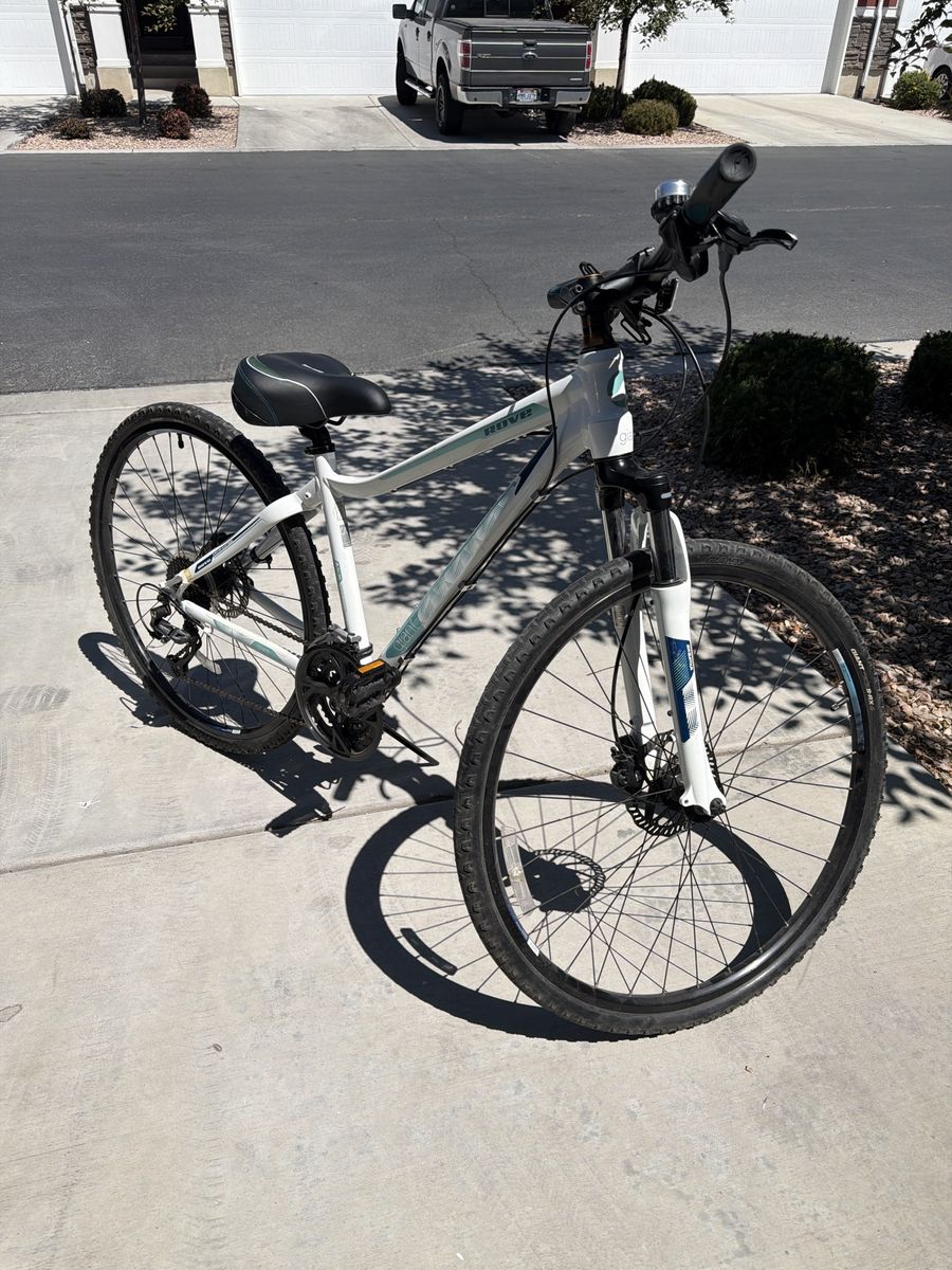 Giant Cypress DX Women's Hybrid Bike White/Blue - Gently Used