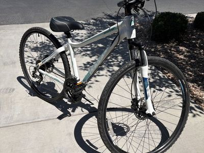 Giant Cypress DX Women's Hybrid Bike White/Blue - Gently Used
