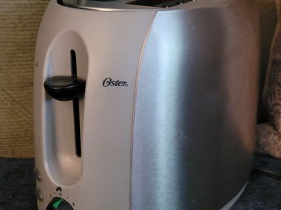 Oster TOASTER , Bagel and frozen features. silver tone