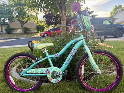 Schwinn Deelite 20" Girls' Cruiser Bike