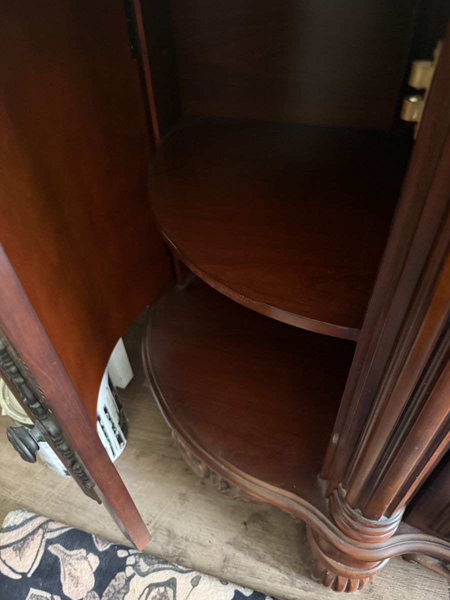 Rounded Glass Chima Hutch