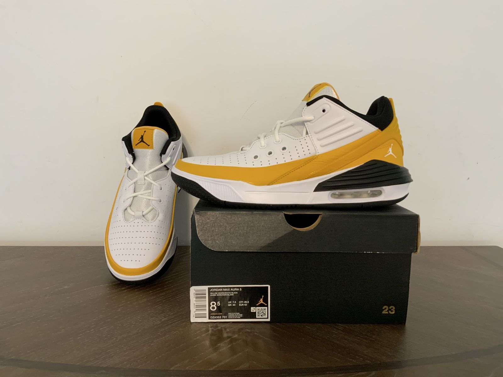 Jordan Max Aura 5 size 8.5