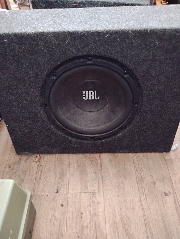 10 in jbl sub in truck box