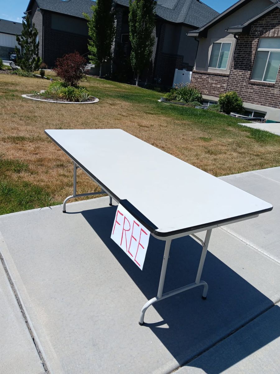 Free table 6ft - great for family gatherings