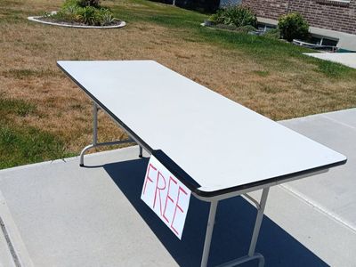 Free table 6ft - great for family gatherings