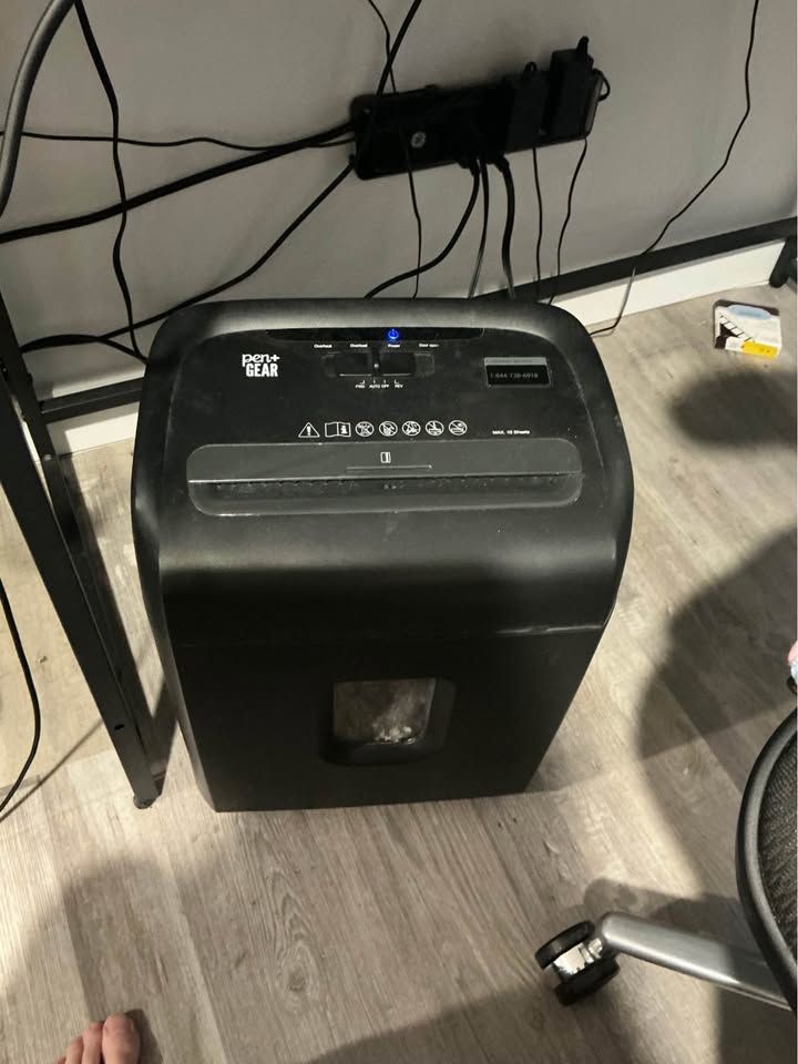 Pen+Gear 10-Sheet Cross-Cut Paper Shredder