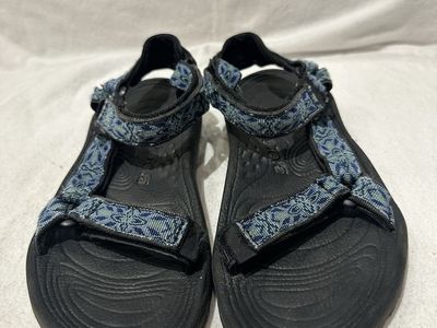 Teva women’s size 10 blue print sports sandals