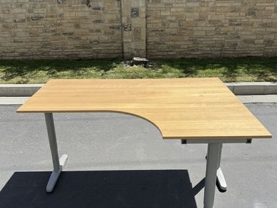 Wood corner desk, height adjustable
