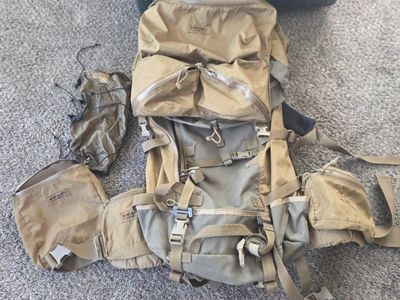 kifaru muskeg medium with frame extra bags mint!