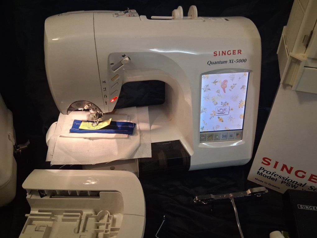 Singer Quantum XL-5000 Embroidery Machine plus Accessories