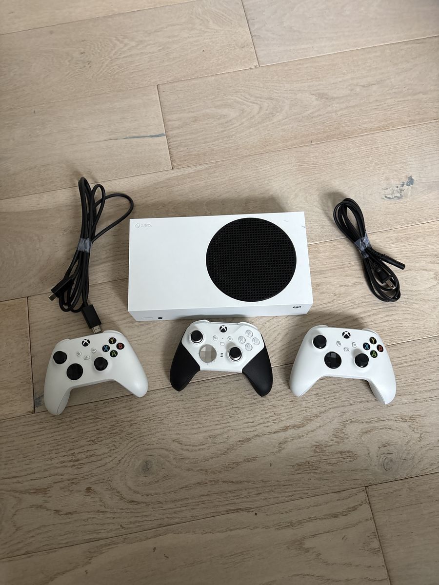 Xbox series S 1 TB with three controllers