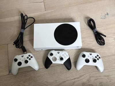 Xbox series S 1 TB with three controllers
