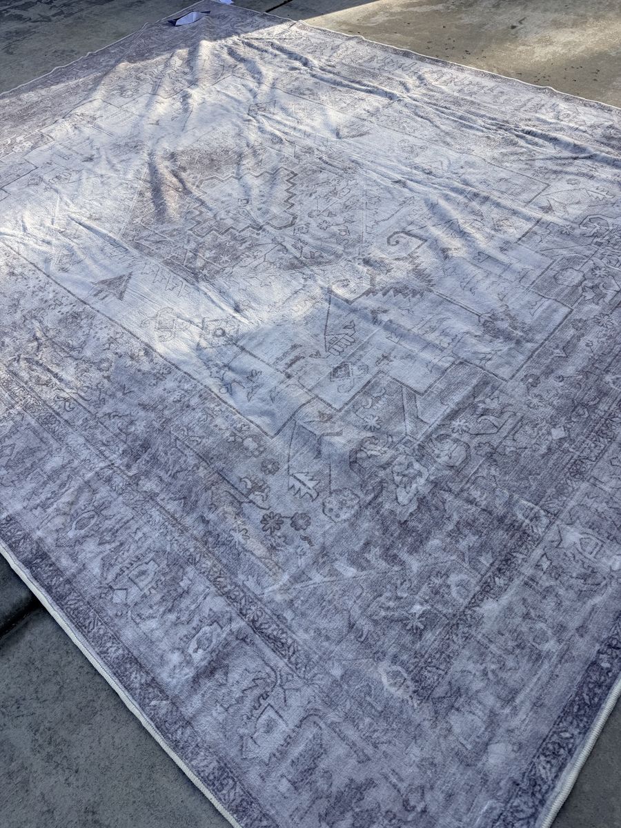 New. Beautiful 9x12 Washable Area Rug