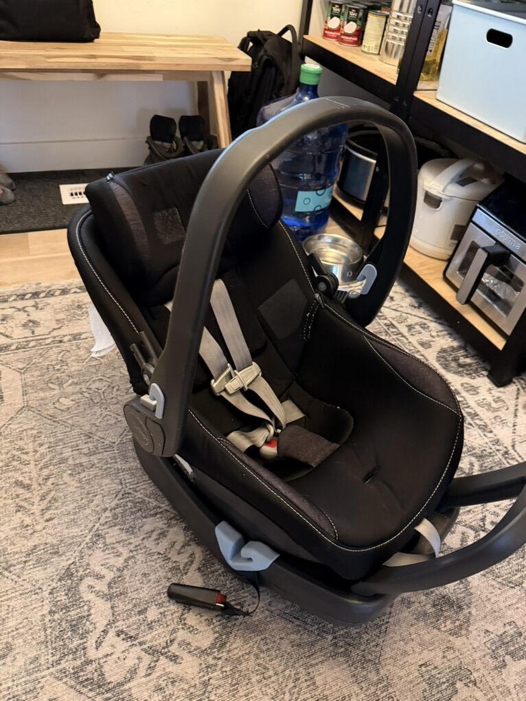 Peg Perego Car Seat Plus Base