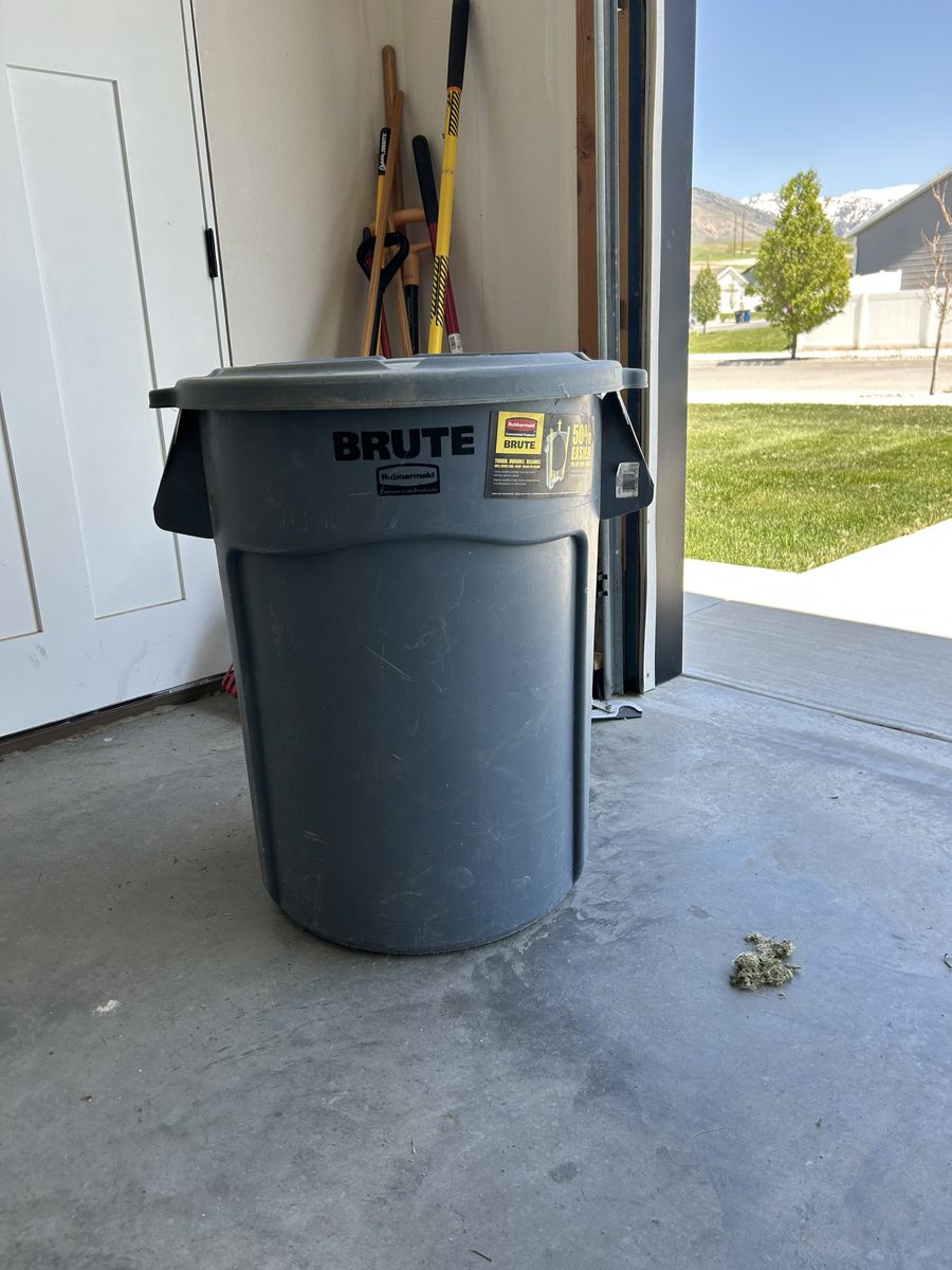Rubbermaid BRUTE 44 Gallon Trash Can