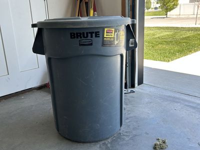Rubbermaid BRUTE 44 Gallon Trash Can
