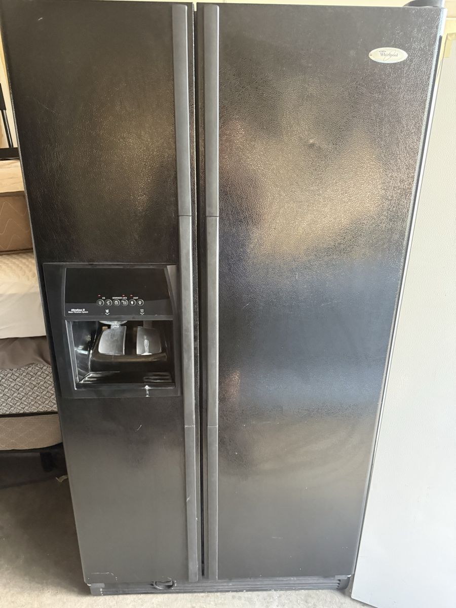 Whirlpool Side-by-Side Refrigerator works great its plug in for u to see $85