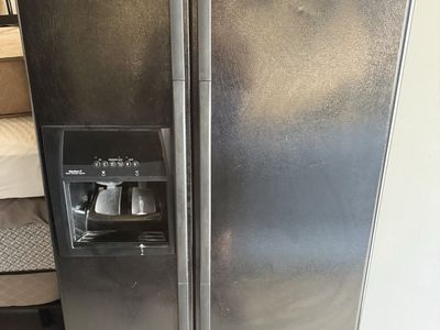 Whirlpool Side-by-Side Refrigerator works great its plug in for u to see $85