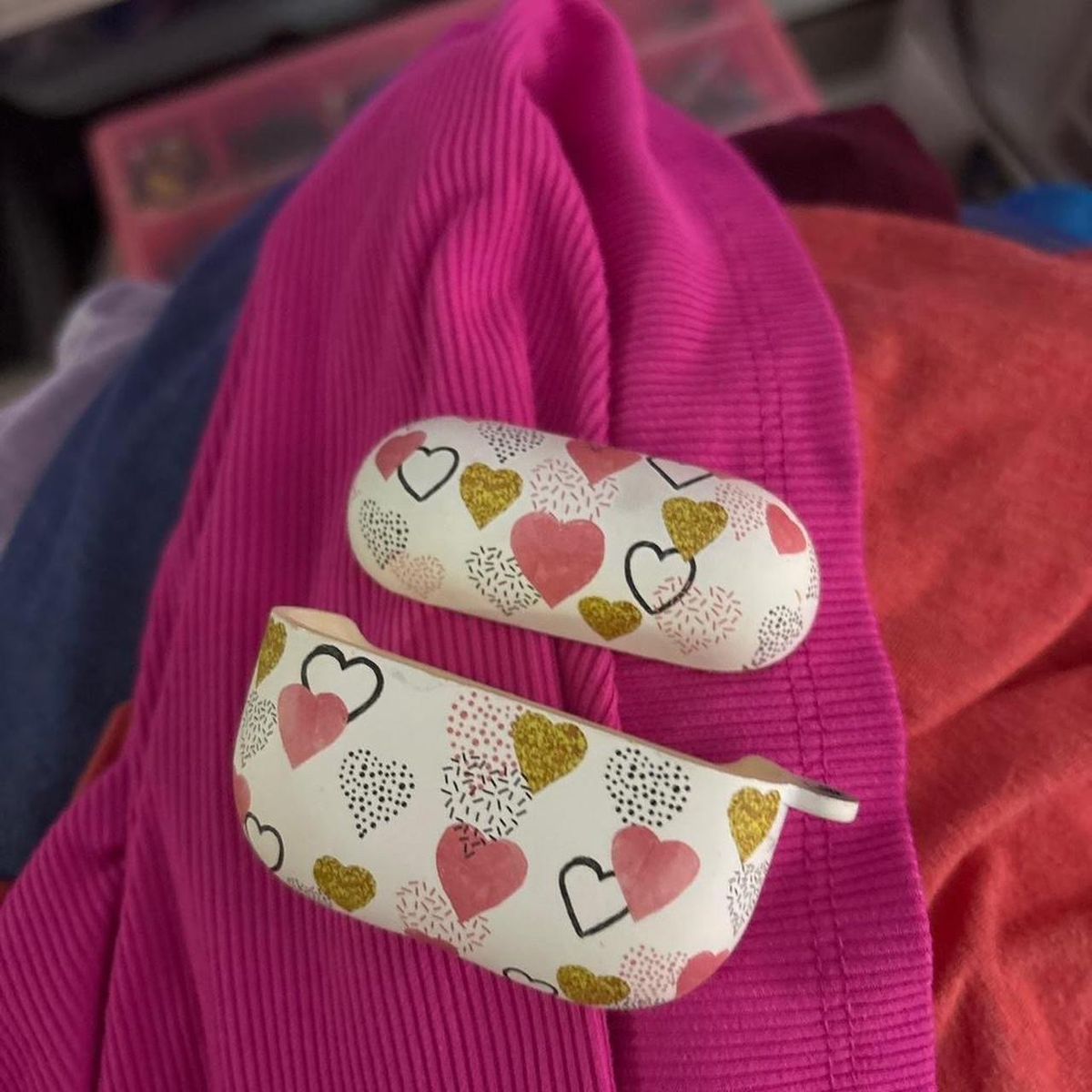 Heart Pattern Airpod Pros case - White with Pink & Gold Hearts