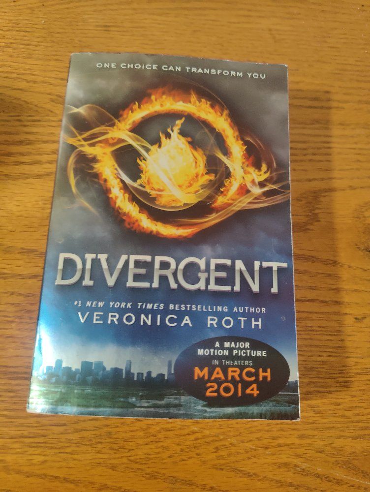 Divergent by Veronica Roth - #1 New York Times Bestselling Author - Movie Tie-In Edition