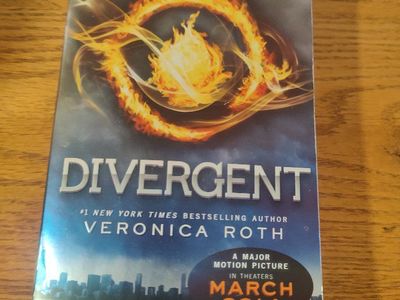 Divergent by Veronica Roth - #1 New York Times Bestselling Author - Movie Tie-In Edition