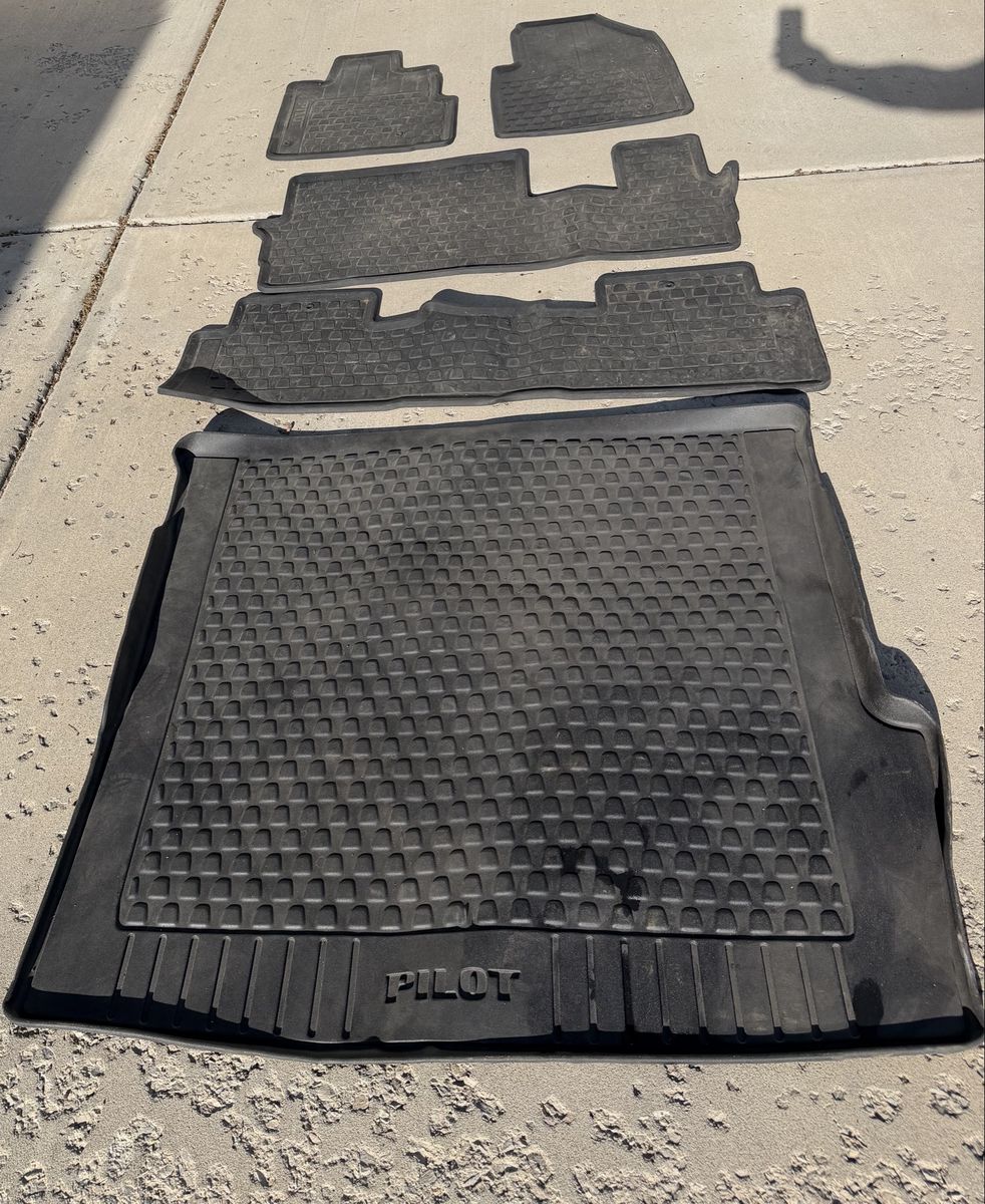 OEM Honda Pilot All-Weather & Carpet Floor Mats (2009-2015) Full Set, Good Condition