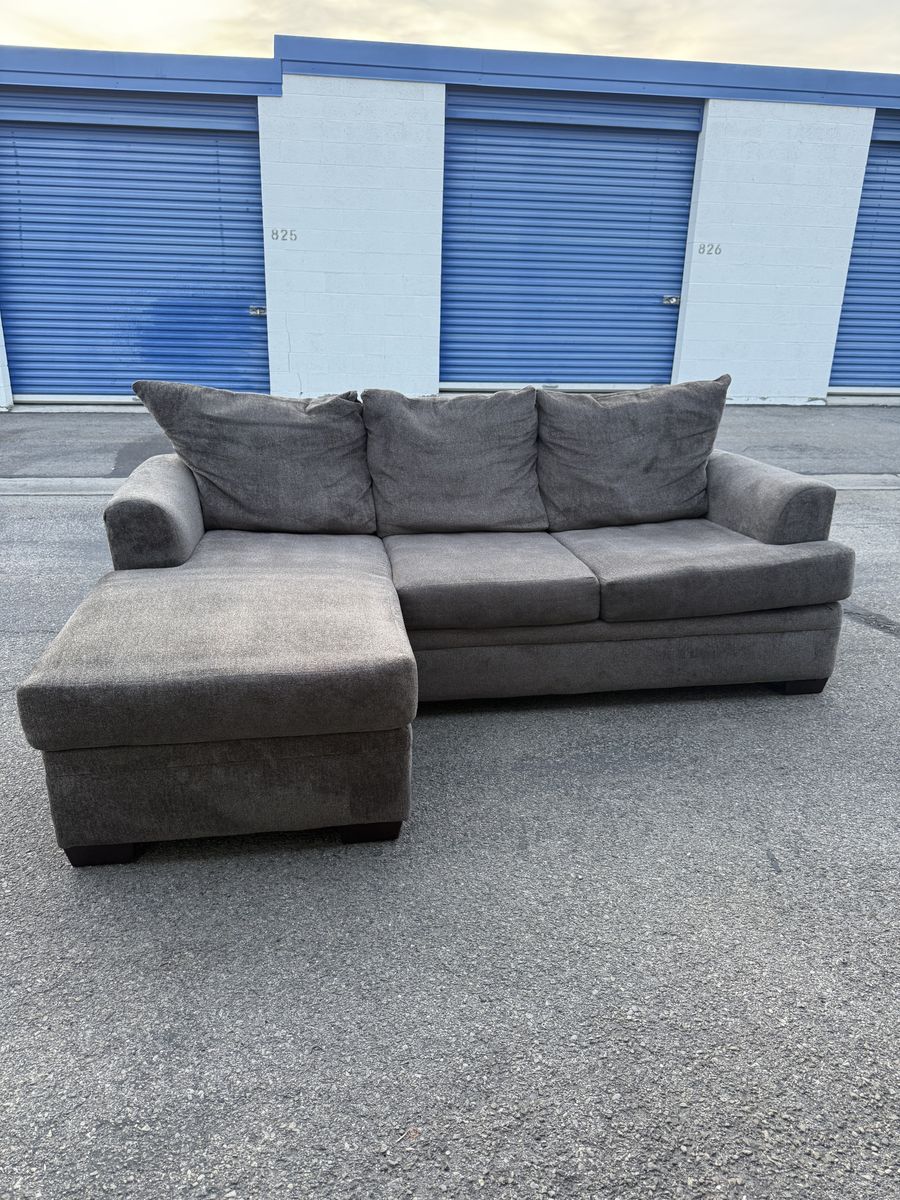 Gray reversible sectional couch - Free delivery!
