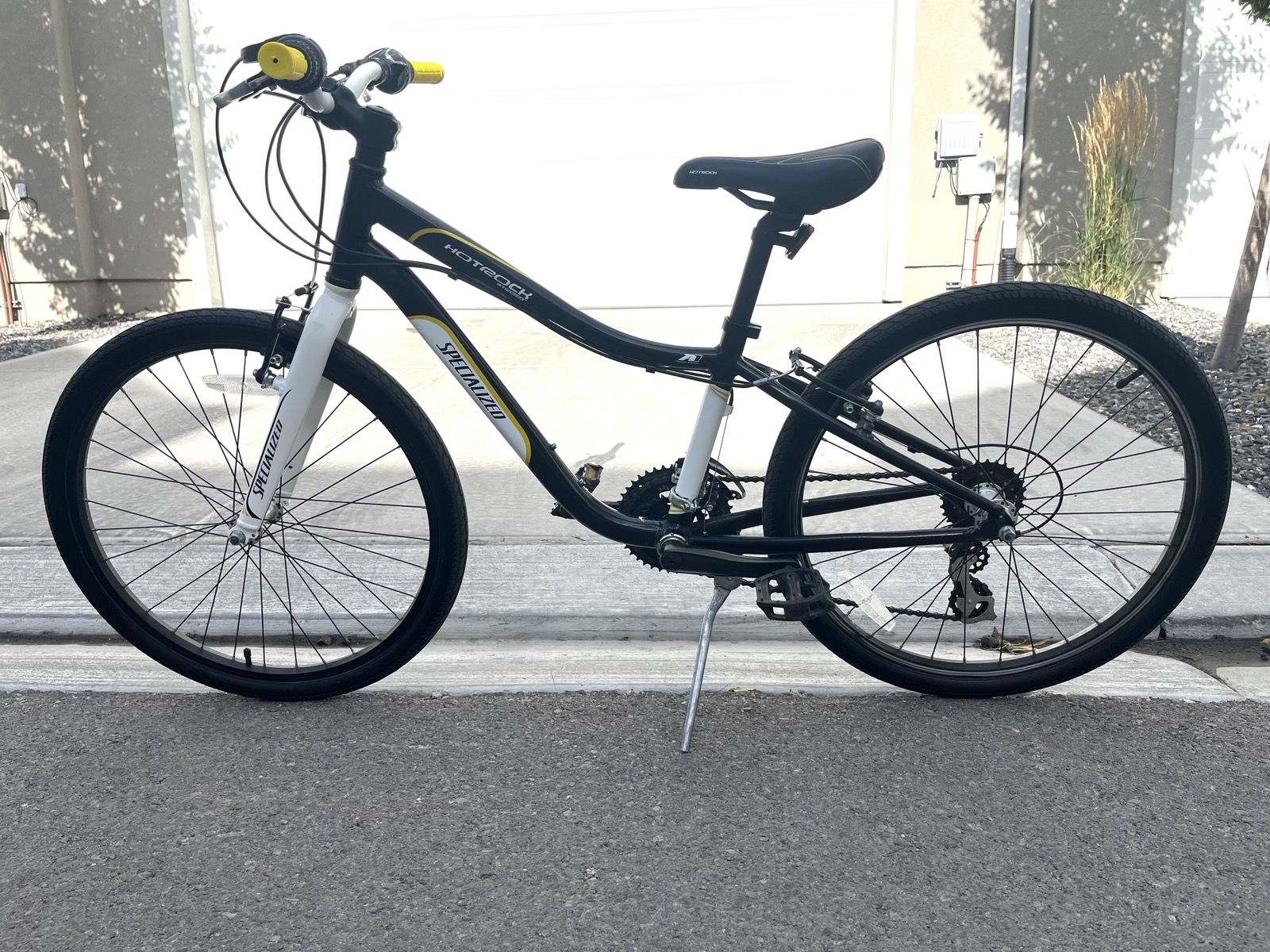 Specialized Hotrock Street 24" Kids Bike