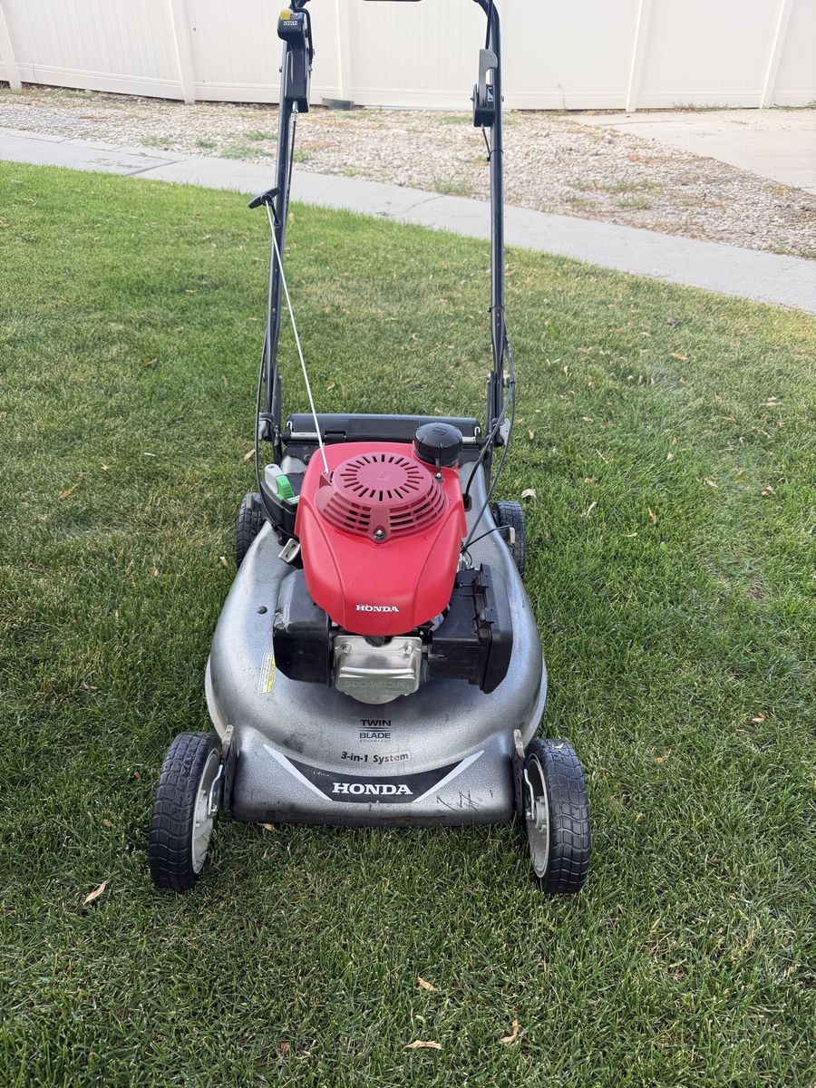 Honda HRR216 self-propelled lawn mower