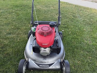 Honda HRR216 self-propelled lawn mower