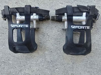 Forté Road Bike Pedals with Toe Clips & Straps – Non-Clipless Bicycle Cages
