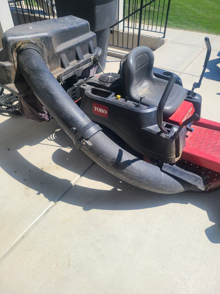 Toro TimeCutter SS 3200 Zero Turn Lawn Mower with Bagger