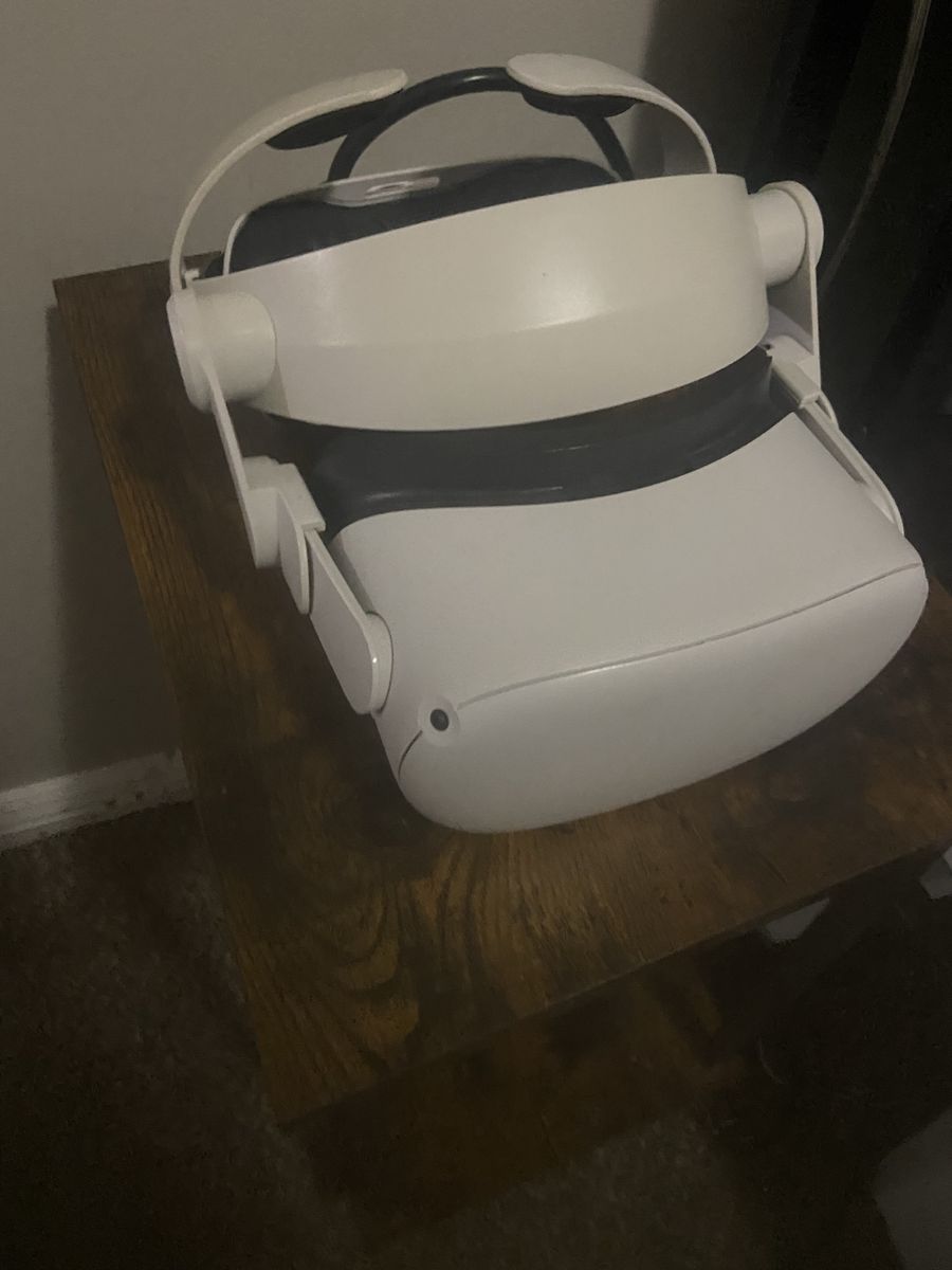 Oculus Quest 2 VR Headset & Controllers - White (Used)