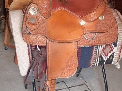 CRATES 15 in Roping saddle