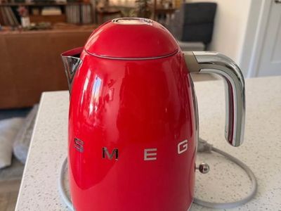 SMEG 50s Retro Style Aesthetic 7-Cup Electric Kettle in Red - Gently Used